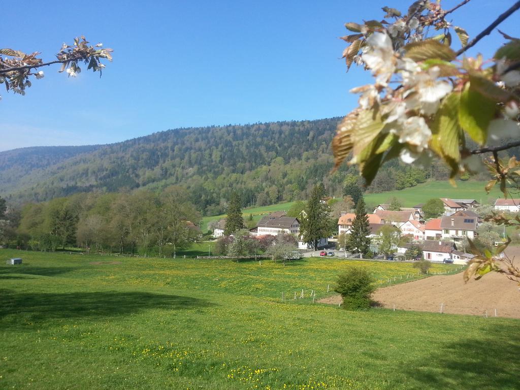 Hotel Du Chasseur Enges Bagian luar foto