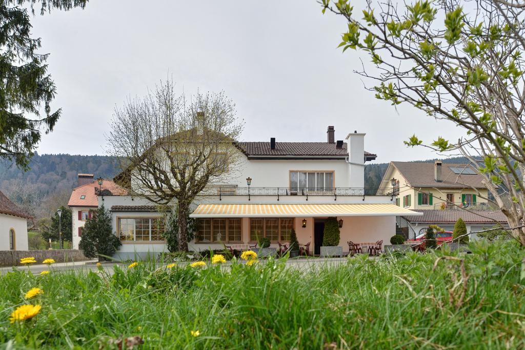 Hotel Du Chasseur Enges Bagian luar foto