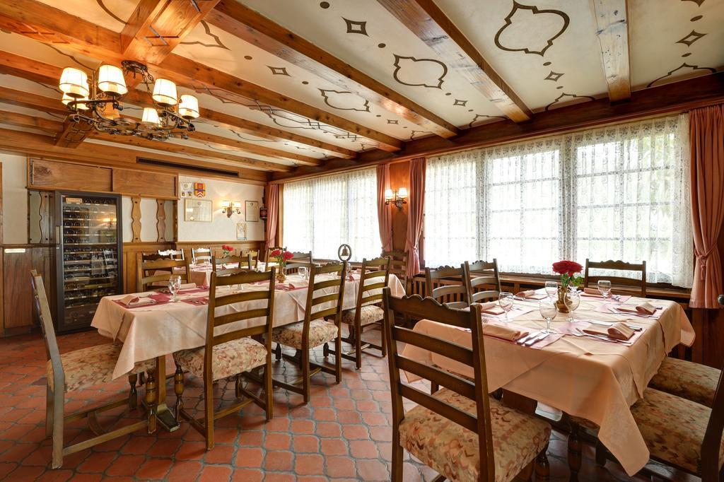 Hotel Du Chasseur Enges Bagian luar foto